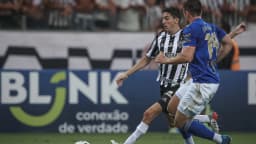 Jogadores de Atlético-MG e Cruzeiro disputam a bola em clássico mineiro (foto de arquivo)
