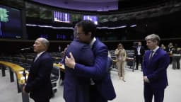 Deltan Dallagnol ao lado do deputado José Medeiros no plenário da Câmara dos Deputados, em registro de 2023