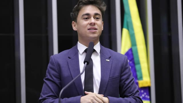 O deputado federal Nikolas Ferreira discursa na tribuna da Câmara dos Deputados