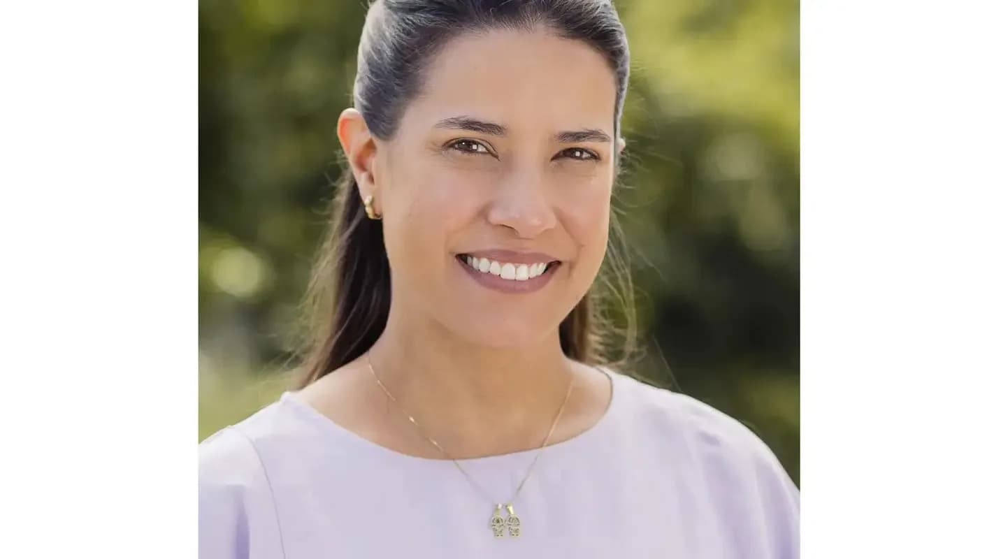 Raquel Lyra sorri em retrato oficial após ser reeleita governadora de Pernambuco