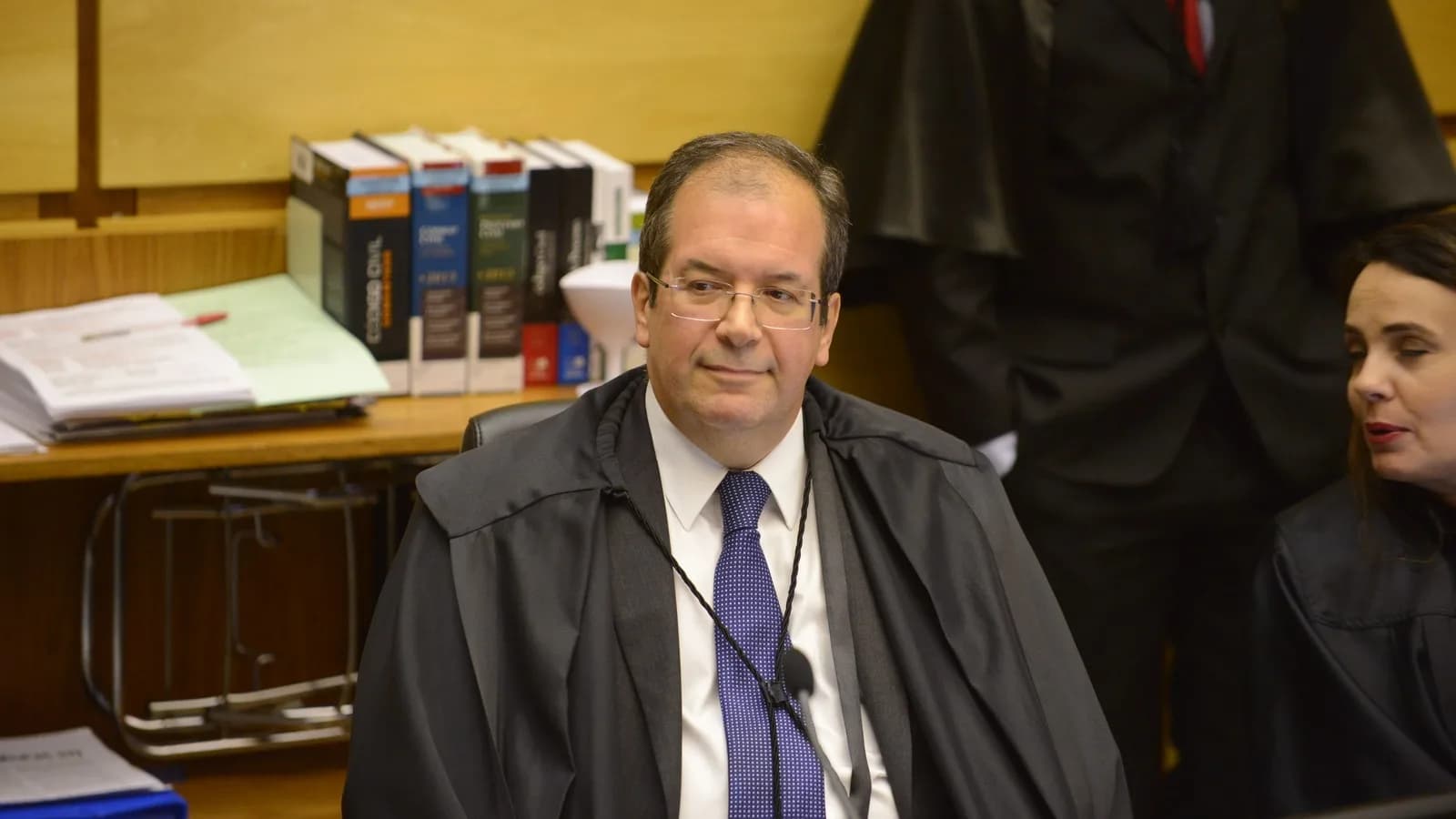 Ministro do STJ, de toga, sentado durante sessão de julgamento