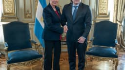 Javier Milei durante visita oficial em salão da Casa Rosada