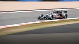 Carro de Gabriel Bortoleto, da Audi, em pista durante a temporada 2026 de F1