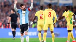 Lionel Messi comemora com a camisa da Argentina em seu jogo de despedida