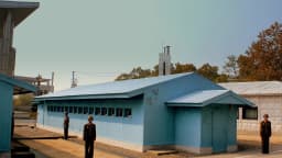 Soldados norte-coreanos em posição de guarda em um dos prédios de negociação de Panmunjom, na zona desmilitarizada entre as duas Coreias