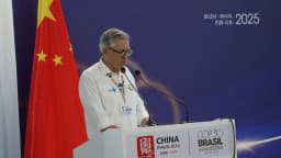 Alexandre Padilha discursa em púlpito com bandeiras do Brasil e da China ao fundo, em foto de arquivo da COP30