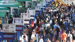 Passageiros embarcam em ônibus de transporte coletivo em terminal urbano (foto de arquivo ilustrativa)