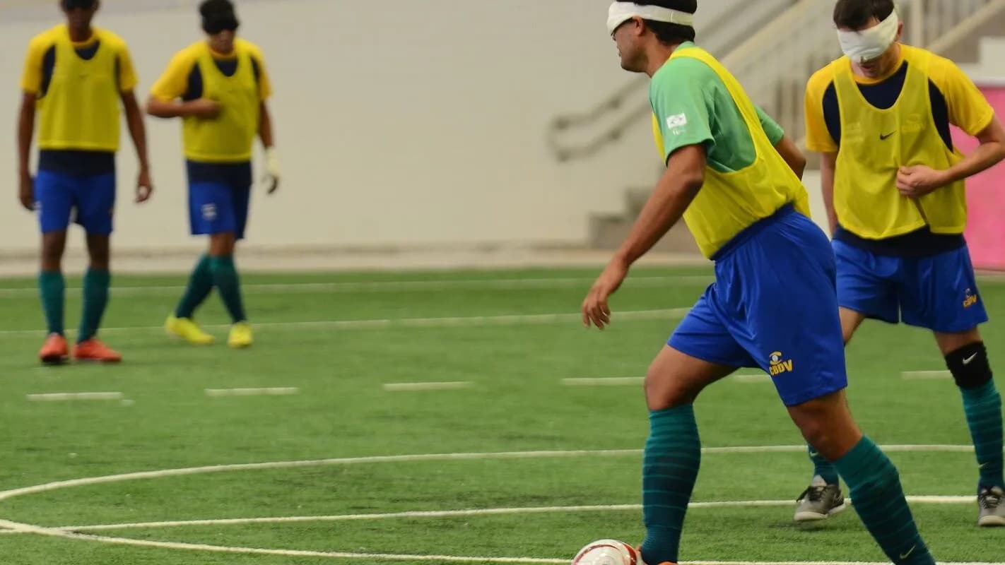 Jogadores da seleção brasileira de futebol de cegos, com vendas nos olhos, durante treino (foto de arquivo)