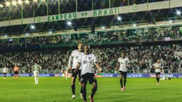 Jogadores do Atlético-MG comemoram o gol da classificação diante da torcida do Juventude no Estádio Alfredo Jaconi