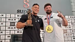 Ramon Dino posa com troféu ao lado do preparador Fabrício Pacholok