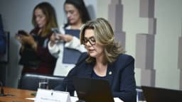 Senadora Leila Barros (PDT-DF), relatora da MP 1357/2026, na comissão mista do Congresso