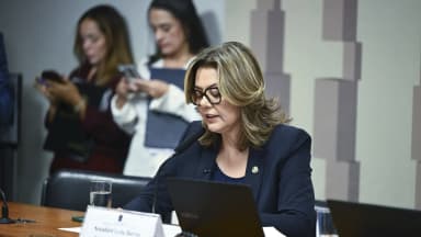 Senadora Leila Barros (PDT-DF), relatora da MP 1357/2026, na comissão mista do Congresso