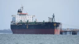 Navio-tanque de petróleo atracado em terminal de refinaria, imagem ilustrativa