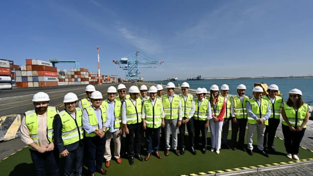 Autoridades em coletes de segurança visitam o Porto do Pecém, no Ceará, com contêineres e guindastes ao fundo, em foto de arquivo de 2023 sem relação direta com a obra do data center