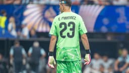 Goleiro Emiliano Dibu Martínez em campo com uniforme da seleção argentina