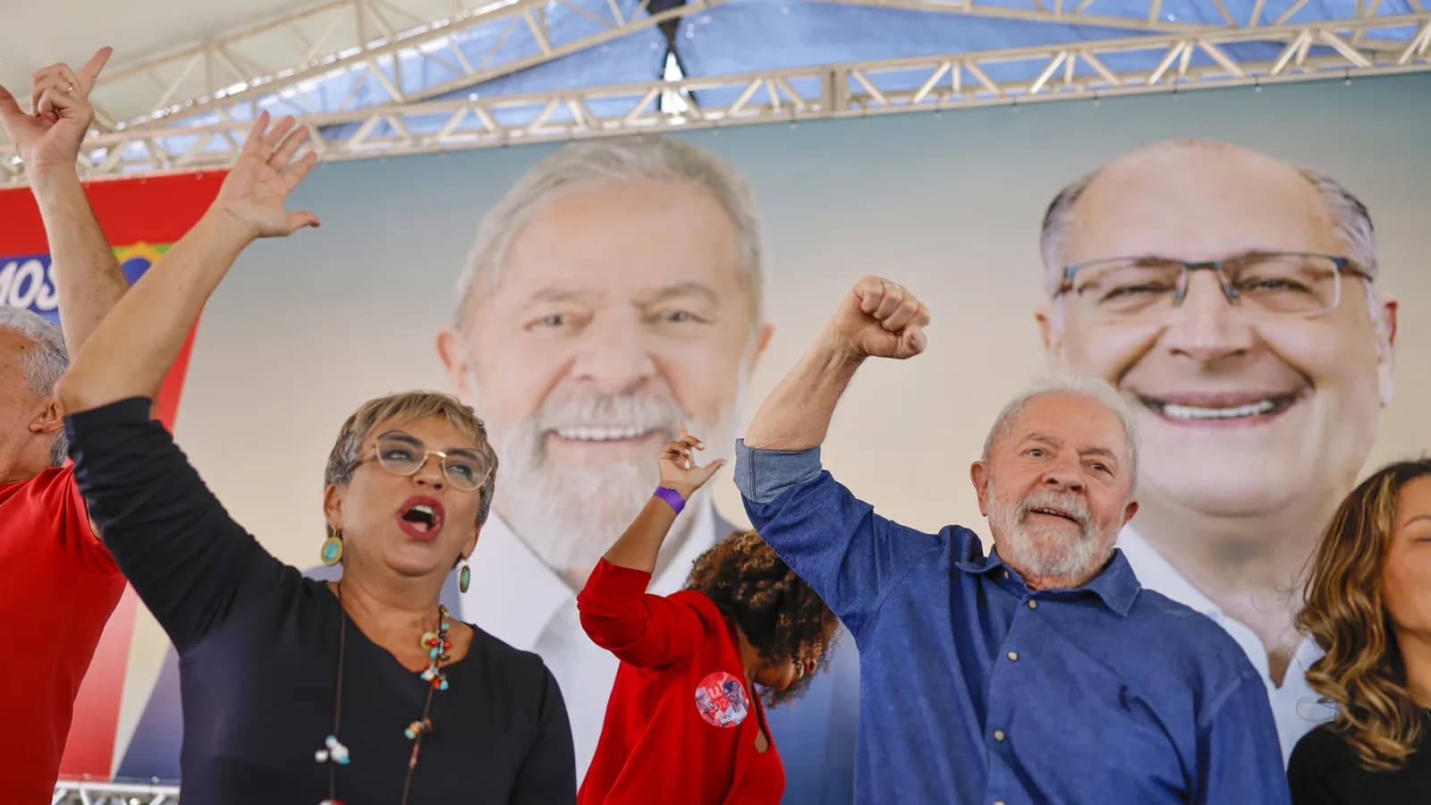 A candidata ao Senado por Minas Gerais Marília Campos ao lado do presidente Lula em ato de campanha em Contagem