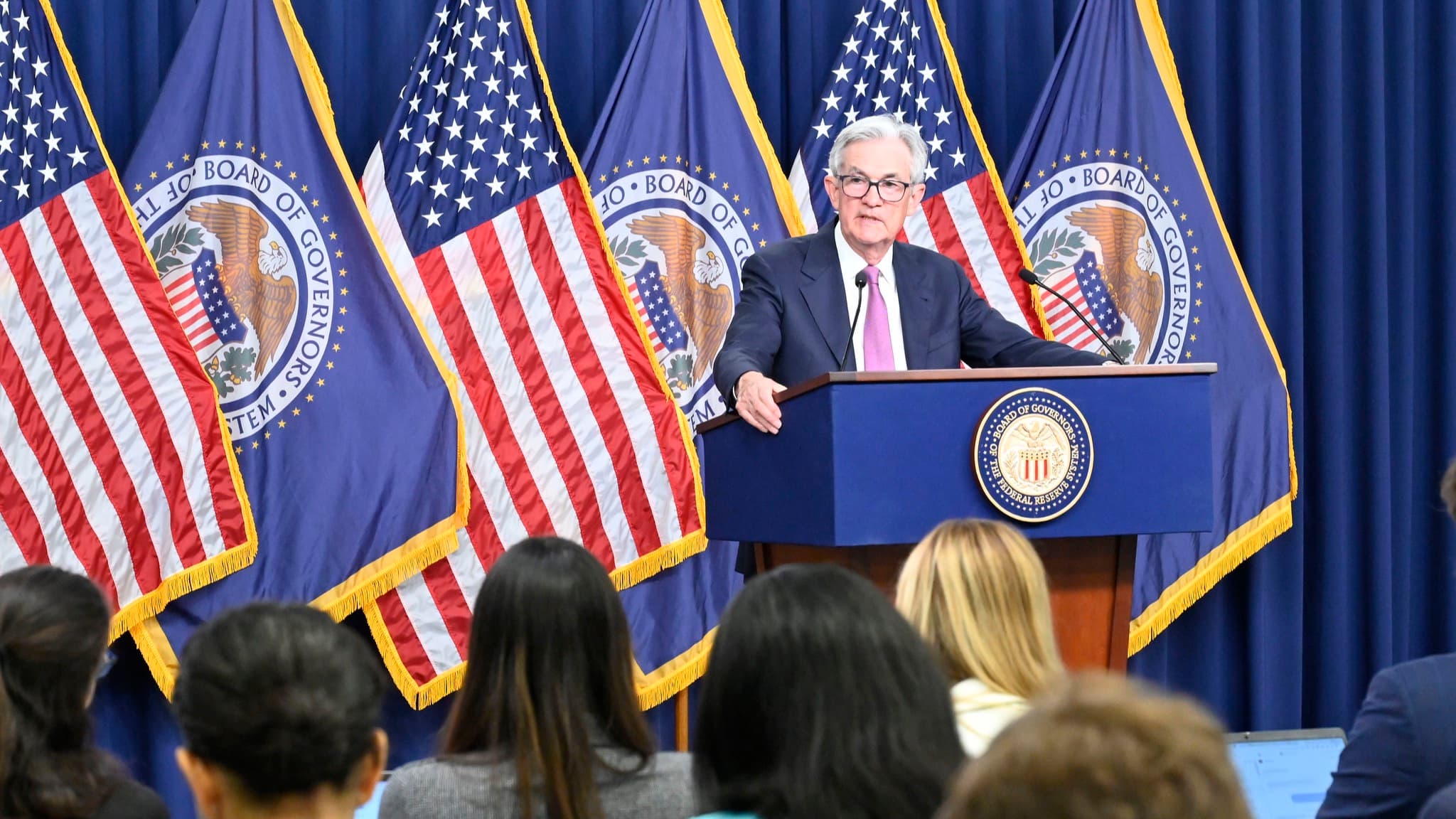 Jerome Powell, presidente do Federal Reserve, fala em coletiva de imprensa no púlpito do banco central americano, com bandeiras dos Estados Unidos ao fundo