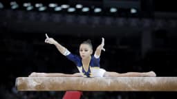 Flávia Saraiva realiza manobra na trave durante competição de ginástica artística