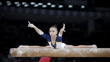 Flávia Saraiva realiza manobra na trave durante competição de ginástica artística