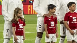 Vinícius Júnior, Jude Bellingham e Rodrygo perfilados no gramado antes de partida do Real Madrid