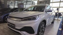SUV elétrico BYD Atto 3 exposto em showroom, ilustrando a chegada de marcas chinesas ao Brasil