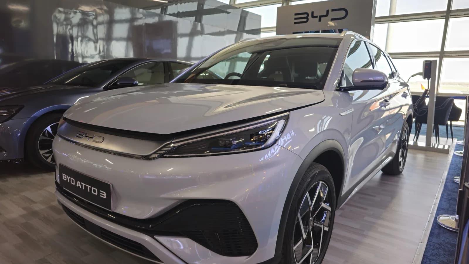 SUV elétrico BYD Atto 3 exposto em showroom, ilustrando a chegada de marcas chinesas ao Brasil