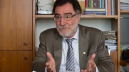 Patrus Ananias gesticula durante entrevista, foto de arquivo de 2017
