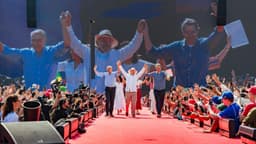 Fernando Haddad caminha ao lado do presidente Lula em tapete vermelho cercado por multidão, durante ato de lançamento de campanha no Estádio Vila Euclides, em São Bernardo do Campo