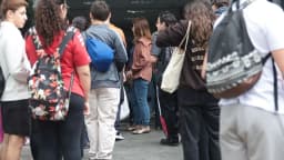 Fila de candidatos aguardando para entrar em local de prova de concurso (imagem de arquivo, não é do processo seletivo de Uberlândia)