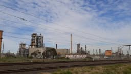 Refinaria de petróleo com tanques e torres de processamento
