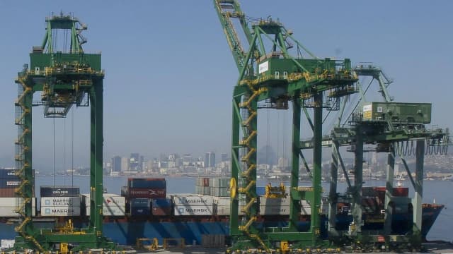Porto com contêineres e navio de carga usado na exportação de commodities