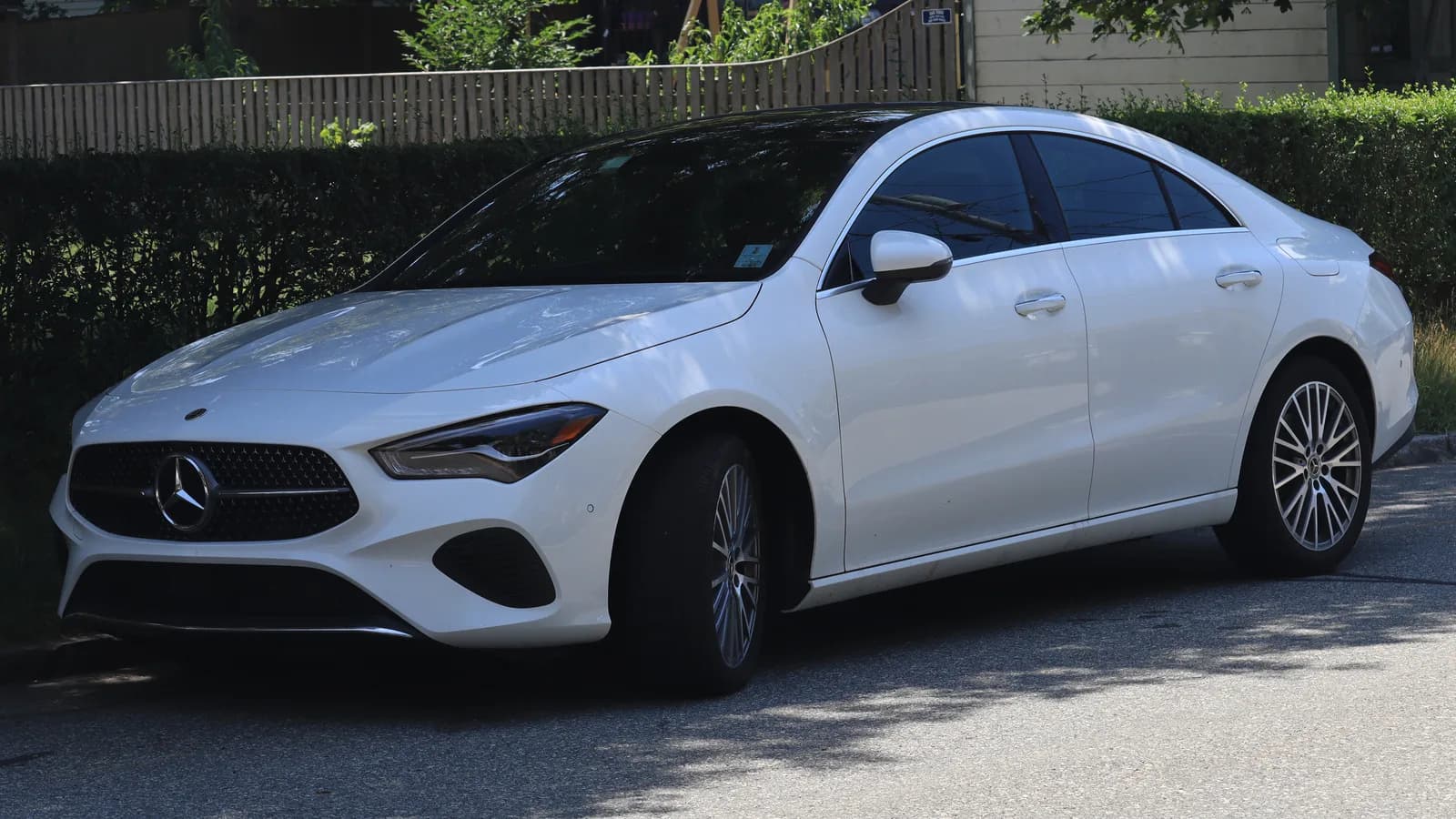 Mercedes-Benz CLA branco, novo modelo, visto de frente em ambiente externo
