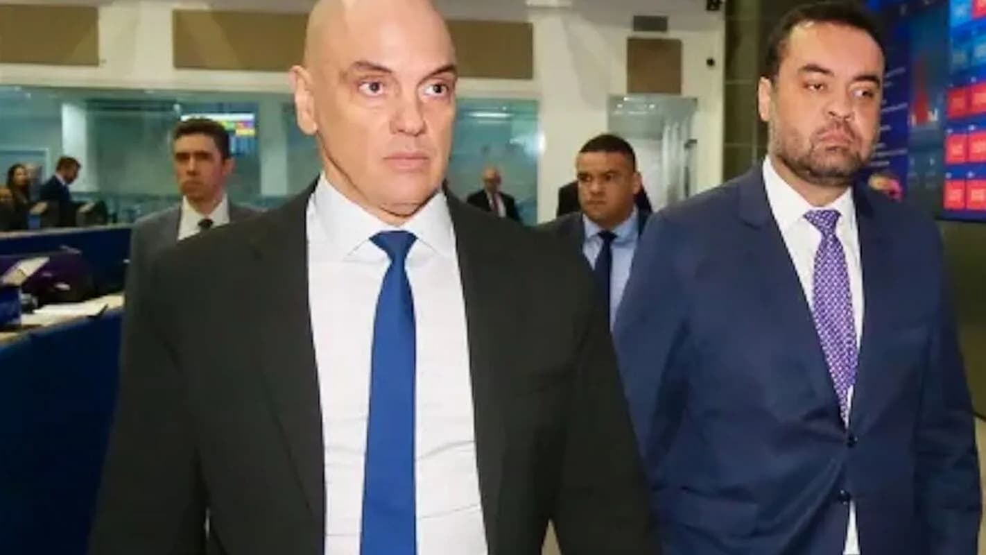 Governador do Rio de Janeiro, Cláudio Castro, ao lado do ministro Alexandre de Moraes discutindo operação de segurança