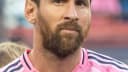 Lionel Messi em close, usando o uniforme rosa do Inter Miami