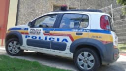 Viatura da Polícia Militar de Minas Gerais estacionada em via pública