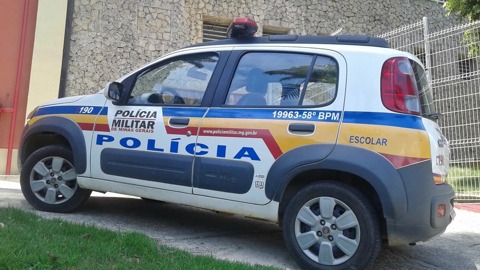 Viatura da Polícia Militar de Minas Gerais estacionada em via pública