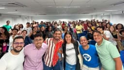 Grupo de professores e alunos reunidos em sala de curso preparatório na periferia de Pernambuco, em imagem de arquivo