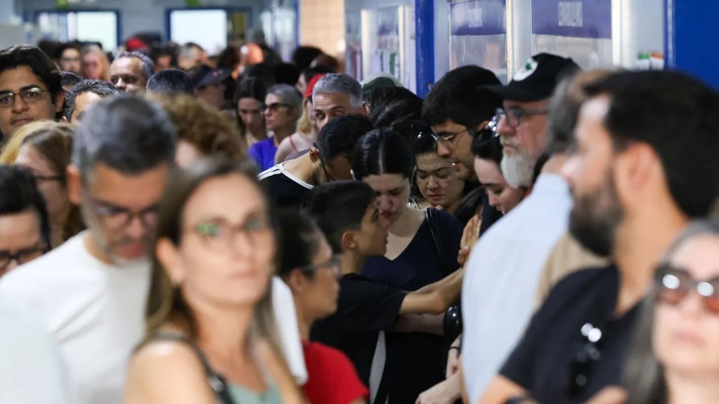 Fila de eleitores aguardando para votar nas eleições de 2026