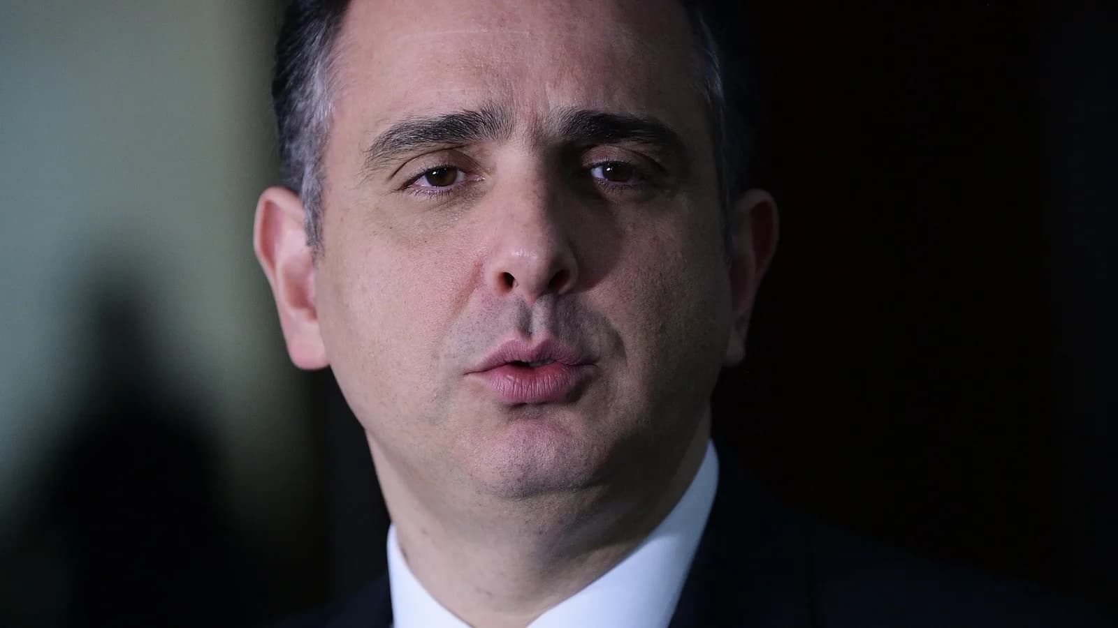 Rodrigo Pacheco, de terno escuro e gravata bordô, concede entrevista coletiva
