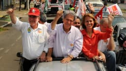 Patrus Ananias acena para apoiadores em carreata de campanha em Governador Valadares