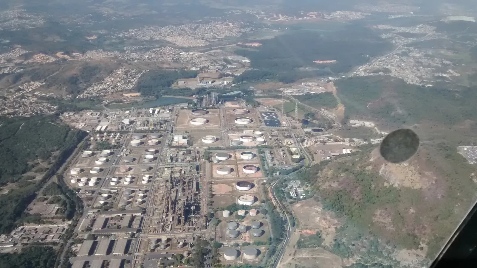 Vista aérea de refinaria da Petrobras com tanques de armazenamento de combustível