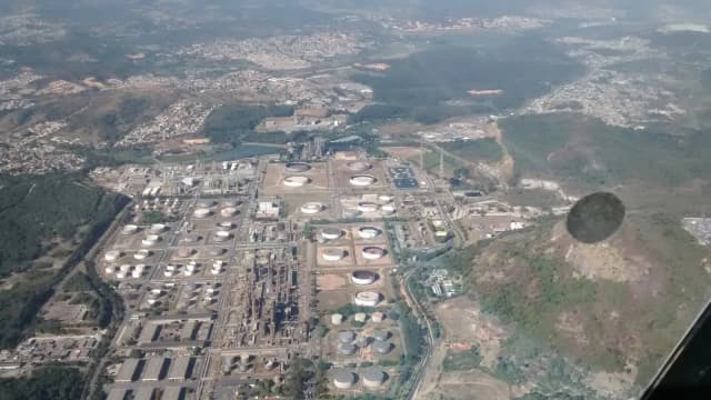 Vista aérea de refinaria da Petrobras com tanques de armazenamento de combustível