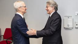 Tim Cook cumprimenta autoridade da Comissão Europeia durante visita institucional em Bruxelas