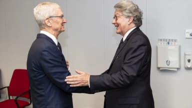Tim Cook cumprimenta autoridade da Comissão Europeia durante visita institucional em Bruxelas