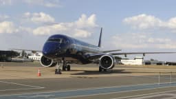 Aeronave Embraer E2, modelo comercial da mesma família afetada pela falha de GPS, estacionada em pista