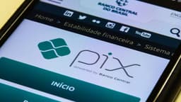 Tela de smartphone mostra página do Pix no site do Banco Central do Brasil
