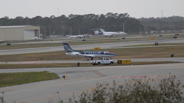 Jato executivo Cessna Citation Bravo, do mesmo modelo do avião do acidente, taxiando em aeroporto (foto de arquivo, não é a aeronave do acidente)