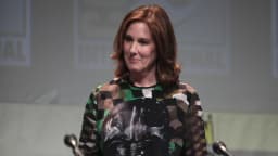 Kathleen Kennedy fala ao microfone em evento (foto de arquivo, San Diego Comic-Con 2015)