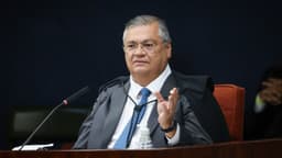 Ministro Flávio Dino, de toga, gesticula durante sessão do Supremo Tribunal Federal