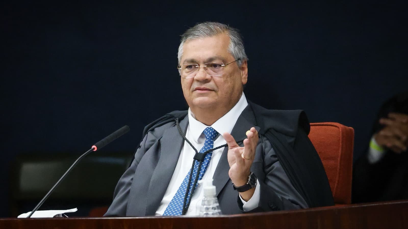 Ministro Flávio Dino, de toga, gesticula durante sessão do Supremo Tribunal Federal